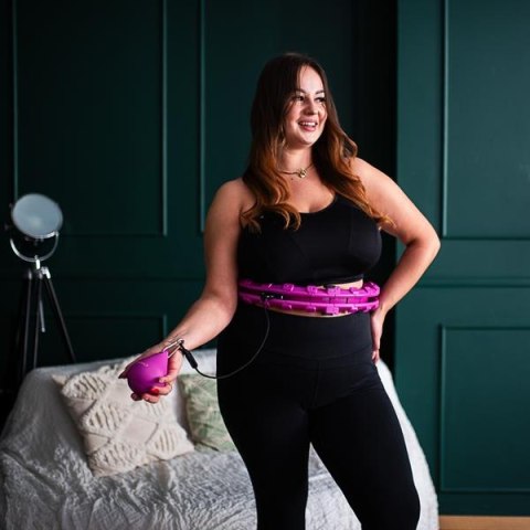 HHW12 PLUS SIZE HULA HOP VIOLET Z WYPUSTKAMI I OBCIĄŻNIKIEM HMS HHW12 PLUS SIZE HULA HOP VIOLET Z WYPUSTKAMI I OBCIĄŻNIKIEM HMS