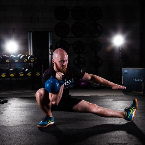 KNV04 BLUE KETTLEBELL ŻELIWNY POKRYTY WINYLEM HMS KNV04 BLUE KETTLEBELL ŻELIWNY POKRYTY WINYLEM HMS