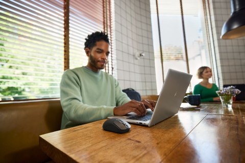 Mysz HP 700 Rechargeable  Mouse Black bezprzewodowa z akumulatorem czarna AZ7B0AA