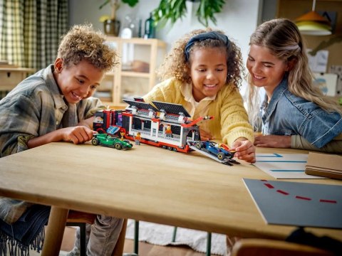 LEGO CITY 60445 F1 Ciężarówka z bolidami RB20 i AMR24 F1