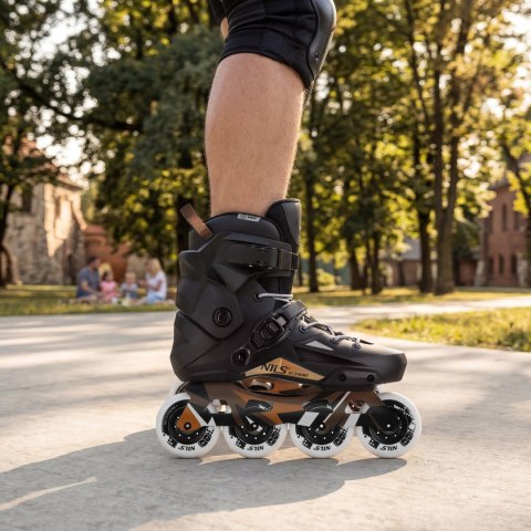 NA1601 ŁYŻWOROLKI SLALOMOWE SLAYD CZARNE ROZM. 37 NILS EXTREME