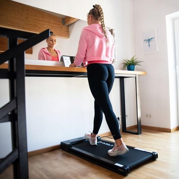 Kompaktowa Lekka BIEŻNIA ELEKTRYCZNA schowasz pod łóżko i spalisz kalorie Maksymalna waga użytkownika 100 kg